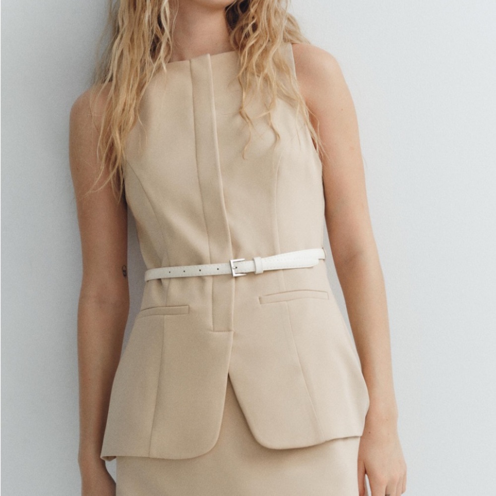 Beige Sleeveless Top with White Belt S